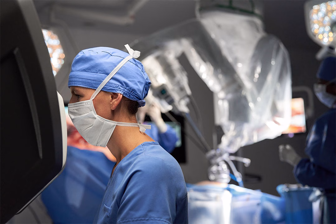 surgeon in operating room using da vinci sp